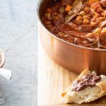 Mediterrane maaltijdsoep met chorizo van Jeroen Meus uit het kookboek 10 jaar Dagelijkse kost