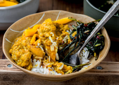 Spicy dahl met mango en linzen uit het kookboek Vegan Comfort van Milou van de Will