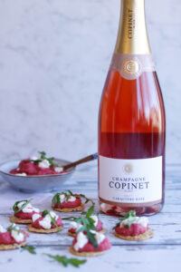 Bietenhummus met geitenkaas op toast met fles rosé champagne van Marie Copinet
