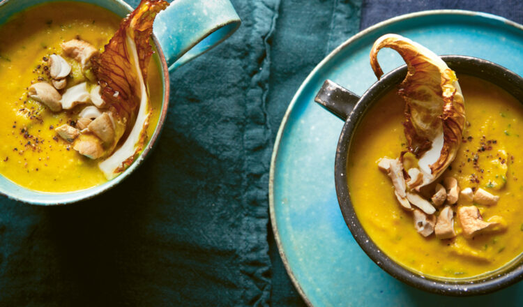 Bloemkoolsoep met cashewnoten en koriander uit het kookboek Soep Bouillon Brood van Rachel Allen