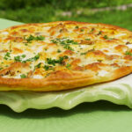 Pizza met witte asperges uit het kookboek Groenten van Mari Maris