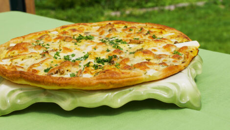 Pizza met witte asperges uit het kookboek Groenten van Mari Maris