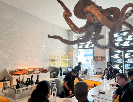 Octopus aan het plafond domineert het lichte interieur bij A Cevicheria in Lissabon