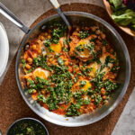Eieren in pittige tomatensaus met kikkererwten uit het kookboek That sounds so good van Carla Lalla Music