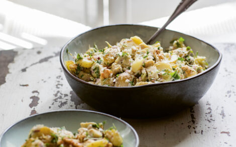 Krieltjes salade met asperges uit het kookboek TLV Vegan van Jigal Krant