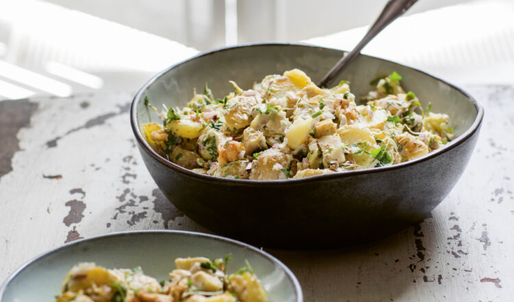 Krieltjes salade met asperges uit het kookboek TLV Vegan van Jigal Krant