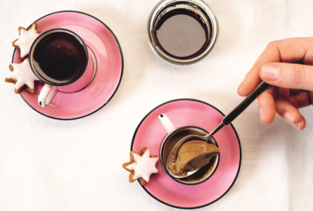Koffie Panna cotta met espresso karamel uit het kookboek La vita è dolce van Letitia Clark