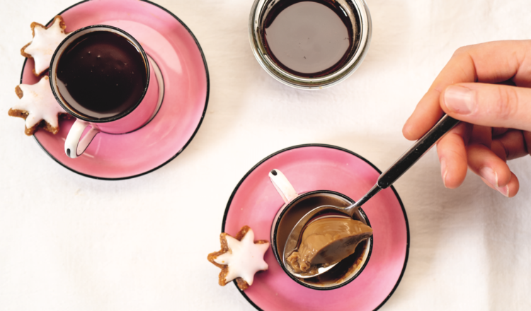 Koffie Panna cotta met espresso karamel uit het kookboek La vita è dolce van Letitia Clark