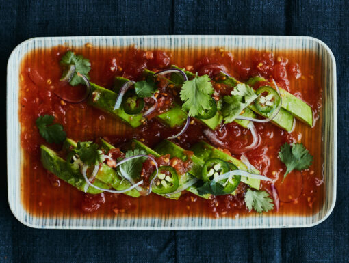 Japans voorgerecht: Tomaat en avocado sashimi uit het kookboek Izakaya van Tim Anderson