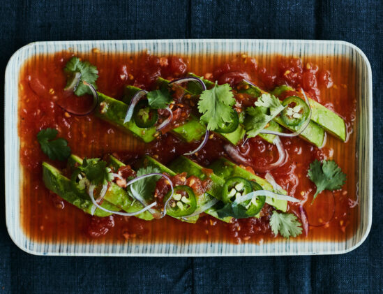 Japans voorgerecht: Tomaat en avocado sashimi uit het kookboek Izakaya van Tim Anderson