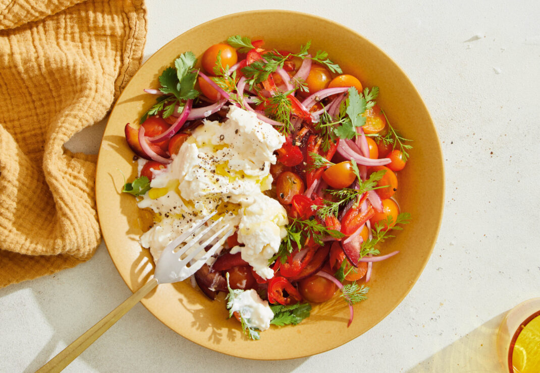 Tomatensalade met pruimen en burrata uit het kookboek Salade Freak van Jess Damuck