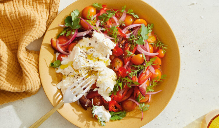 Tomatensalade met pruimen en burrata uit het kookboek Salade Freak van Jess Damuck