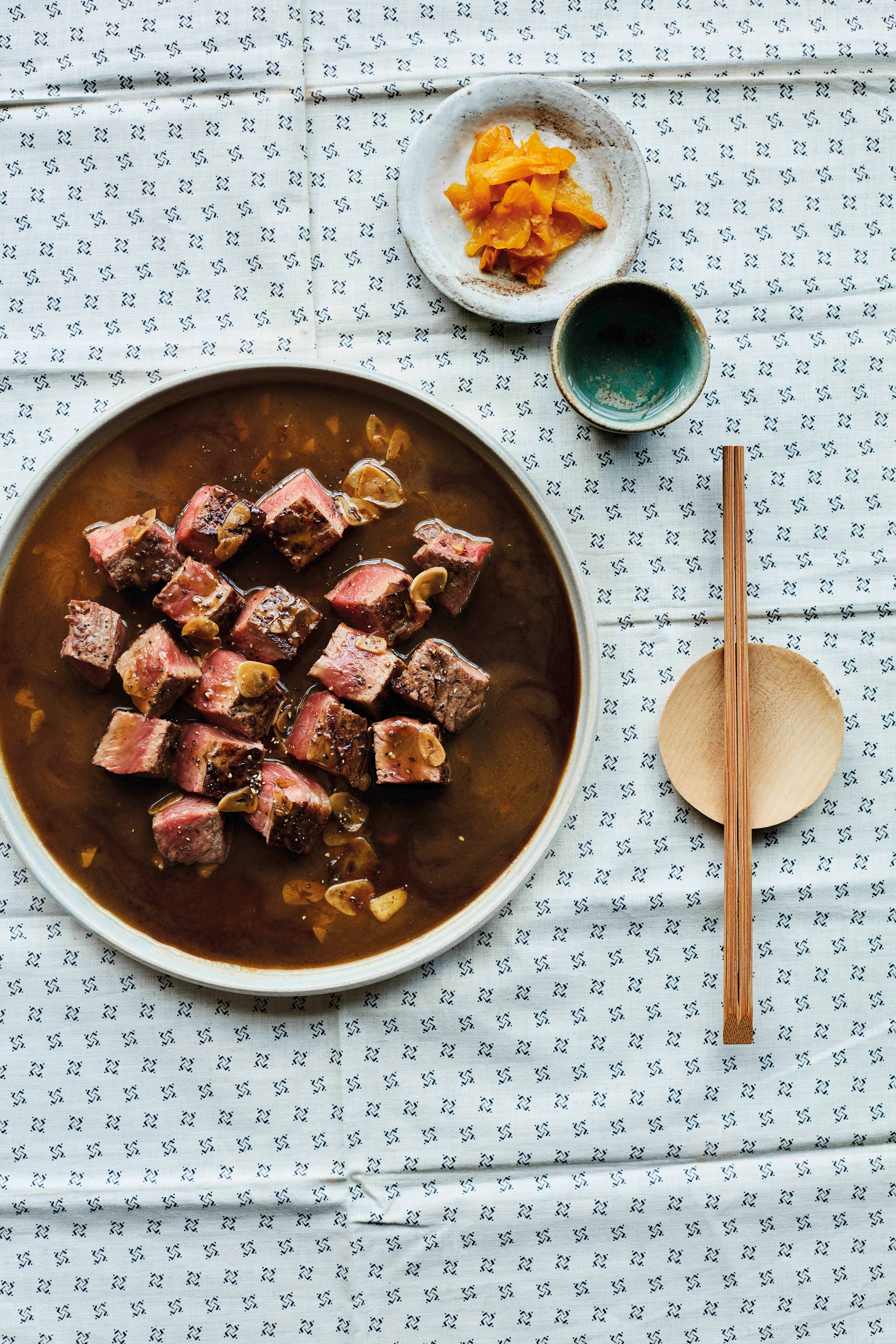 Peper steak met knofook-sojasaus biefstuk uit Japanse kookboek Izakaya van Tim Anderson