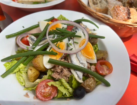Salade Nicoise bij Moncoeur Belleville in Parijs