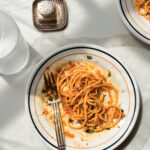 Pasta met bloemkool en ansjovis uit het kookboek De chef die je wilt zijn van Andy Baraghani