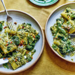 Pasta met broccoli pesto uit het kookboek Het grote groenteboek van Alice Hart