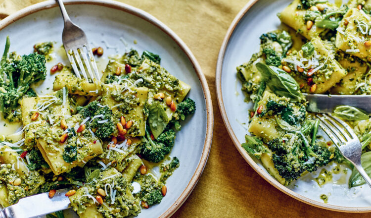 Pasta met broccoli pesto uit het kookboek Het grote groenteboek van Alice Hart