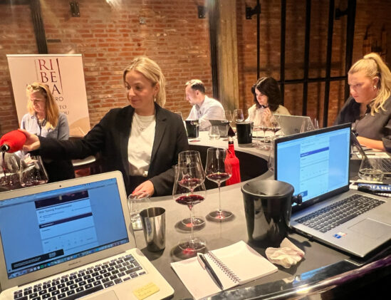 Ribera de Duero wijnen scores invullen op de laptop