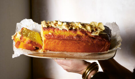 Sinaasappelcake met amandelen uit het kookboek café Mazahar van Merijn Tol