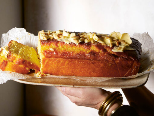 Sinaasappelcake met amandelen uit het kookboek café Mazahar van Merijn Tol