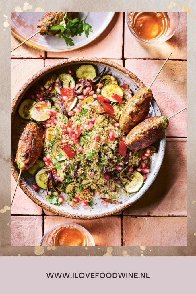 Kip gehakt (Köfte) met couscous en geroosterde groenten uit het kookboek Gezond recept uit kookboek Framily food van Sandra Bekkari. #lichtverteerbaar #slank