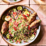 Kip gehakt (Köfte) met couscous en geroosterde groenten uit het kookboek Gezond recept uit kookboek Framily food van Sandra Bekkari. #lichtverteerbaar #slank