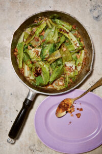 Bladgroente uit de wok uit het kookboek Sambal Shiok Maleïsie van Mandy Lin