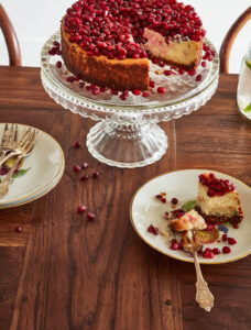 cheesecake met granaatappelpitten uit het kookboek een tafel vol van Meike Krüger