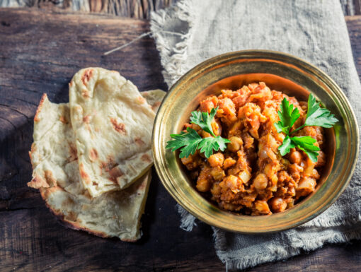 Kikkererwtencurry met zoete aardappel Spicy Channa Masala with chickpeas. Snel-klaar recept
