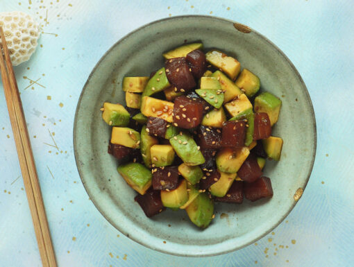 Poké met avocado uit het kookboek Yoko van Yoko en Christel