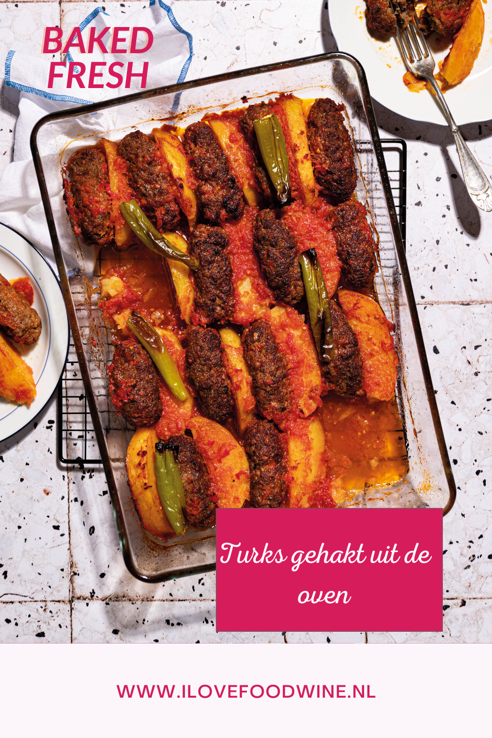 Köfte, oftewel Turkse gehaktballetjes in tomatensaus. Recept uit de oven uit kookboek Bijbel van de Turkse keuken van Hale Amus. #ovenschotel #gehakt