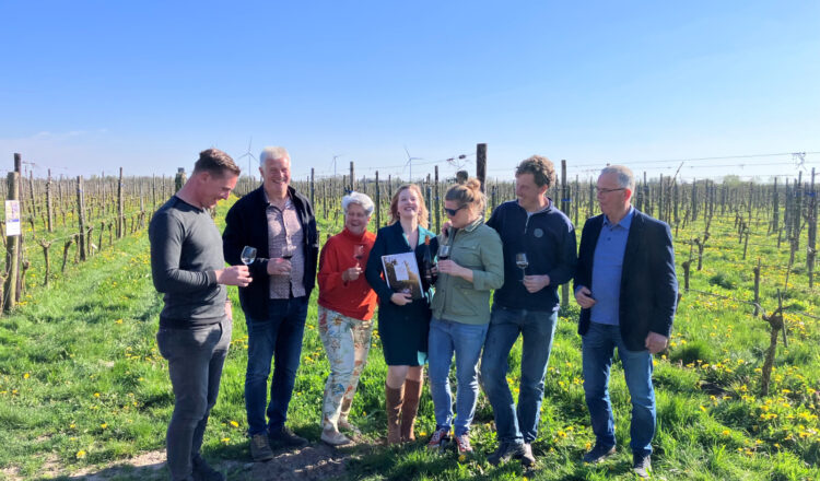 Nederlandse wijnmakers tijdens boekpresentatie Wijn in de Lage Landen van Meta van den Boomen