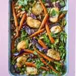 Halloumi met wortels en cannellinibonen uit het kookboek wereldse bakplaat van Rukmini Iyer