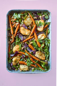 Halloumi met wortels en cannellinibonen uit het kookboek wereldse bakplaat van Rukmini Iyer