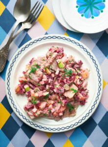Haringsalade met rode biet en appel uit het kookboek Saladebijbel van Welmoed Bezoen