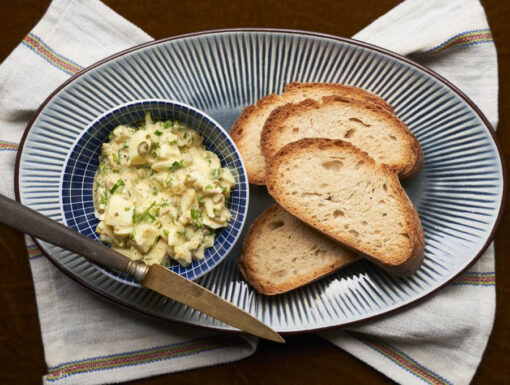 Eiersalade voor op brood uit het kookboek Saladebijbel van Welmoed Bazoen