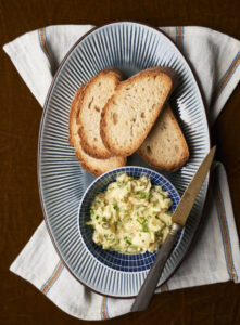Eiersalade voor op brood uit het kookboek Saladebijbel van Welmoed Bazoen
