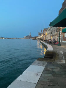 Vanuit Giudecca kijk je op de stad Venetië