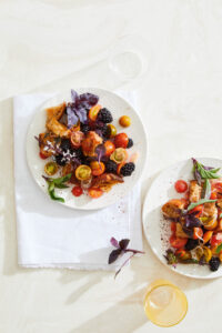Tomaten salade met bramen, oftwel panzanella uit het kookboek Salade Freak van Jess Damuck