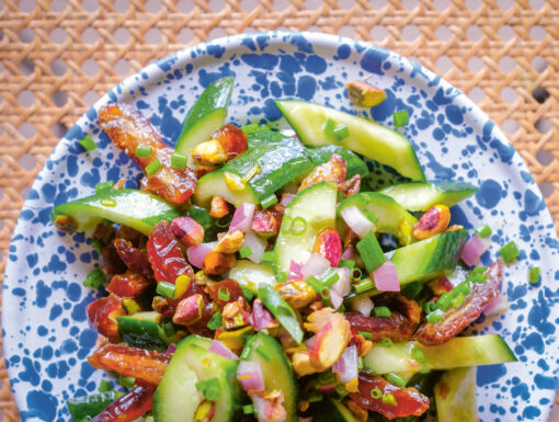 Komkommersalade met dadels uit het kookboek Midden-Oosten salade van Shuki Rosenboim en Louisa Allan