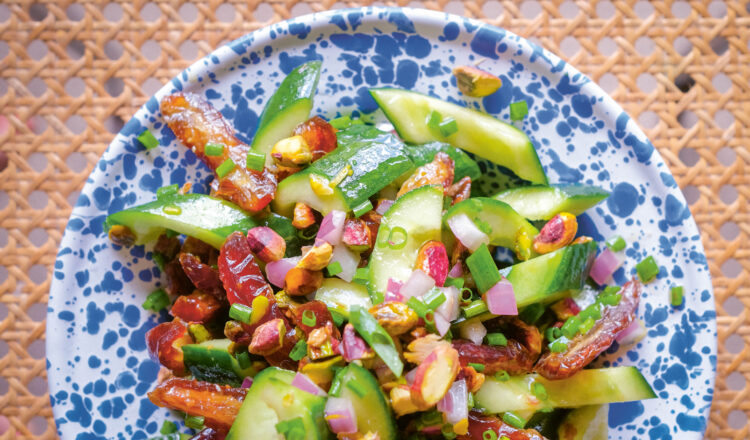 Komkommersalade met dadels uit het kookboek Midden-Oosten salade van Shuki Rosenboim en Louisa Allan