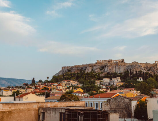 Zonnig Athene, met op de berg de Akropolis