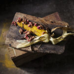 Maïskolf van de BBQ met sriracha boter vanNick Van Hoof en Kevin Kegeleers uit het kookboek Puur BBQ