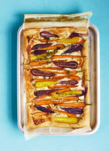 Plaatpizza met wortel en Brie uit het kookboek Dé Bakplaat van Rukmini Iyer