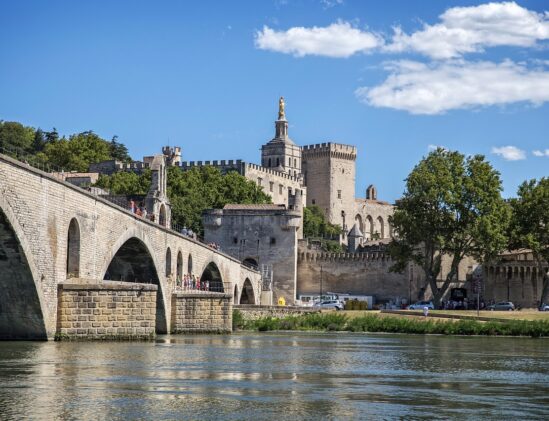 De bekende brug van Avignon met uitzicht op het bisschoppelijk paleis
