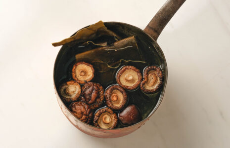 Dashi bouillon van shii-take uit het kookboek Groenvoer van Tobias Camman