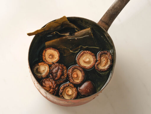 Dashi bouillon van shii-take uit het kookboek Groenvoer van Tobias Camman