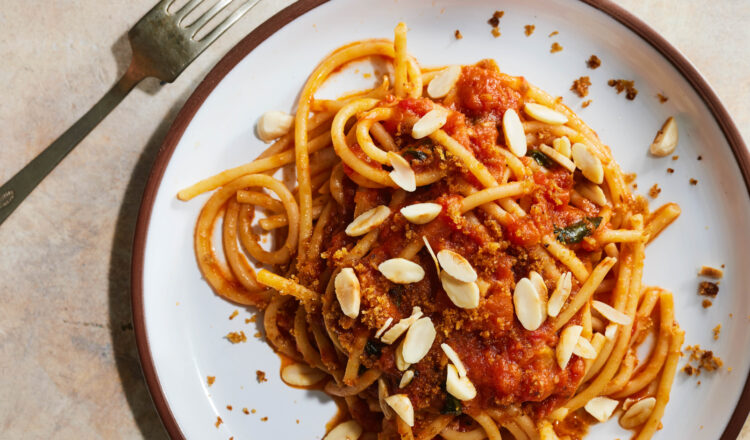Pasta alla Paolina uit het kookboek Pasta van restaurant Toscanini. Geschreven door Maud Moody en Leonardo Pacenti