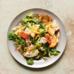 Thaise salade met gebakken ei uit het kookboek Kin Thai van John Chantarasak