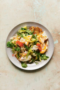 Thaise salade met gebakken ei uit het kookboek Kin Thai van John Chantarasak